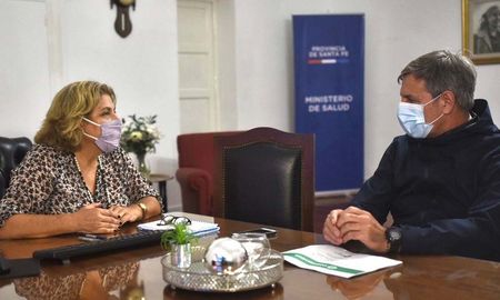 El titular del Ejecutivo Municipal mantuvo un encuentro con la ministra de Salud, Sonia Martorano. Ambos reconocen que es inminente la llegada de la segunda ola del coronavirus y pidieron hacer hincapié en las medidas de prevención. El titular del Ejecutivo Municipal mantuvo un encuentro con la ministra de Salud, Sonia Martorano. Ambos reconocen que es inminente la llegada de la segunda ola del coronavirus y pidieron hacer hincapié en las medidas de prevención.