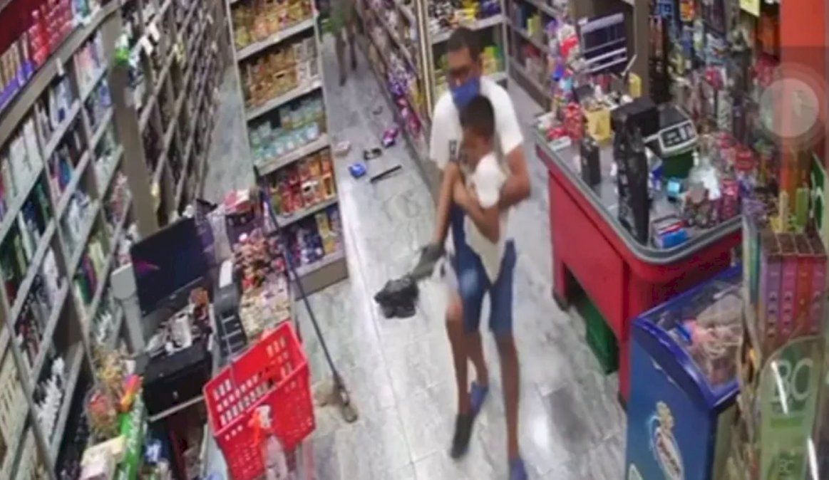 Balearon a un nene de 7 años en un asalto a un supermercado chino