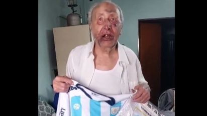 El gesto de Atlético de Rafaela con el abuelo que fue torturado en un robo y le llevaron el escudo de La Crema