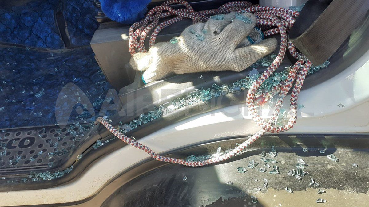 El chofer del camión continuó con el vidrio roto para evitar ser emboscado.