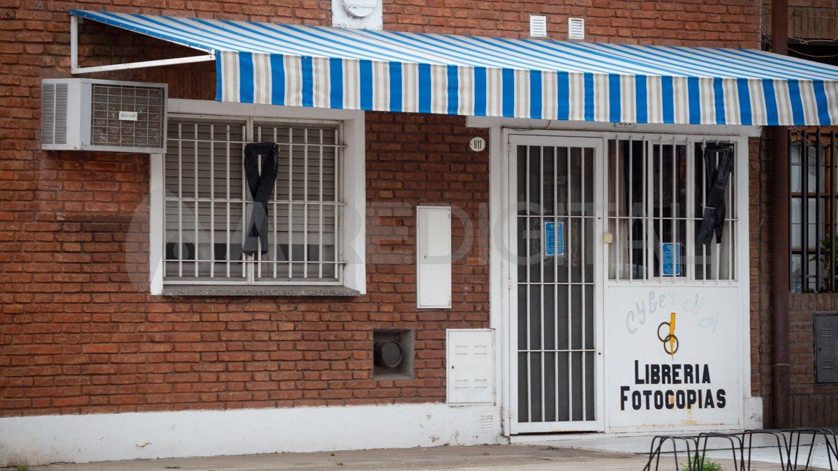 Listones negros en comercios y hogares: una imagen que refleja la situación de inseguridad en Santa Fe.