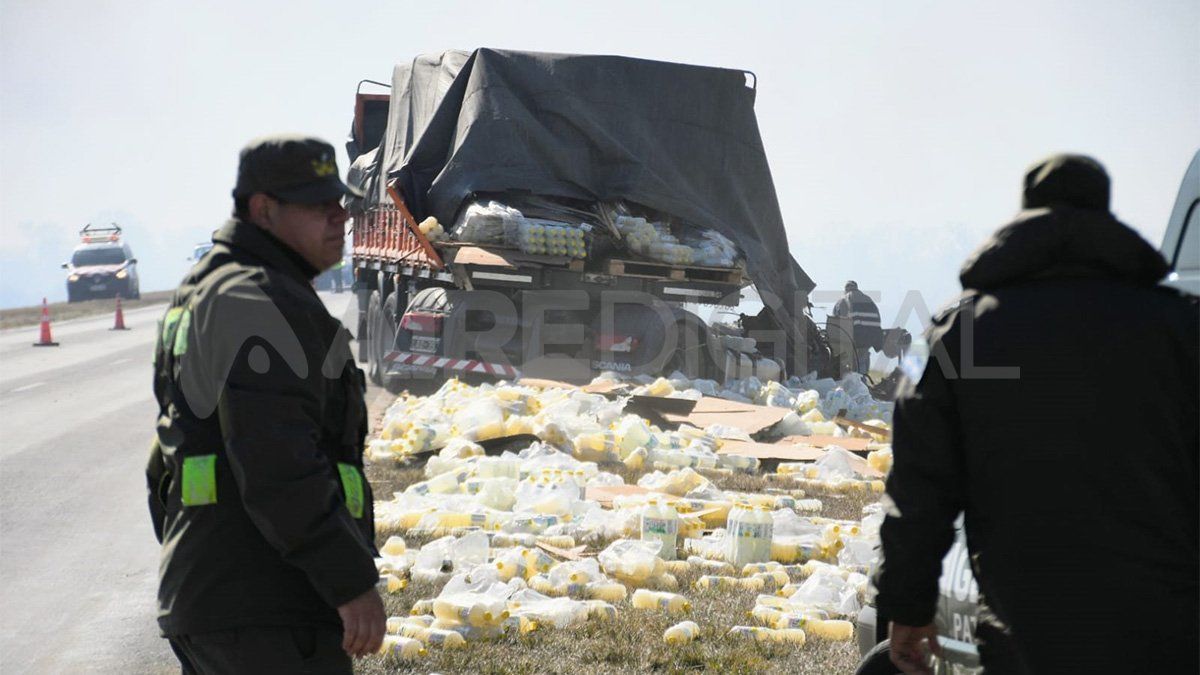 Uno de los camiones transportaba packs de botellas de agua saborizada que terminaron desparramadas.