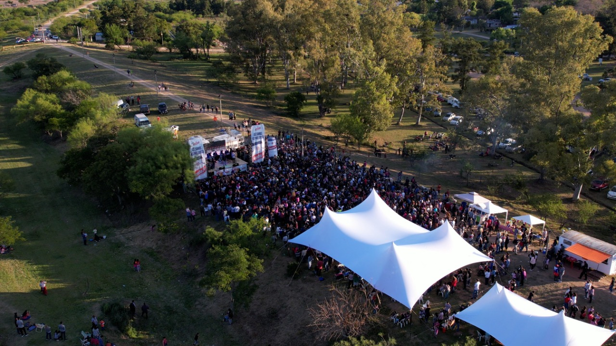 La música regional también tuvo su espacio con la participación del grupo de jóvenes Buzzines, la Escuela de Danzas Argentinas "Mi Terruño" del Liceo Municipal, de Toni Flores, de Reveldia Rapera y el cierre de Mario Pereyra.