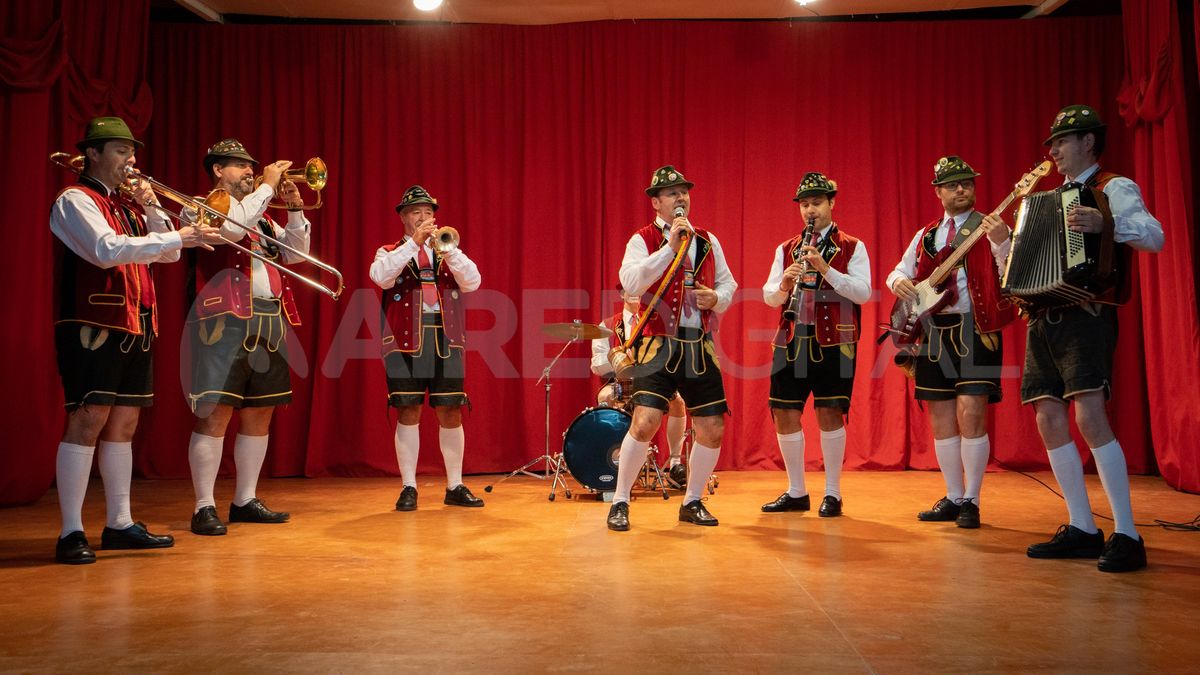 La formación actual de la Zillertal: de izquierda a derecha, Joaquín Welschen (trombón), Ariel Theuler (trompeta flugelhorn), Rubén Melchiorre (trompeta), José Luis Merhing (batería), Héctor Zanuttini (voz), Nelson Weibel (clarinete y saxo), Sebastián Borgogno (bajo) y Damián Emmert (acordeón).
