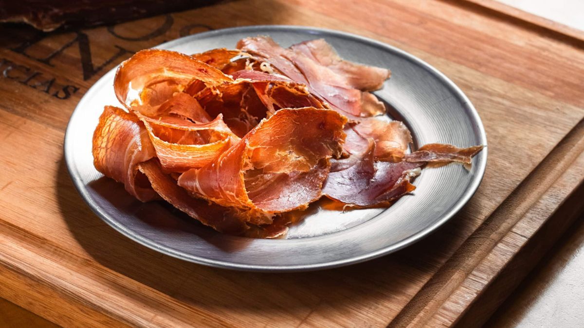 Los costados blancos del jamón se pueden comer sin problemas.
