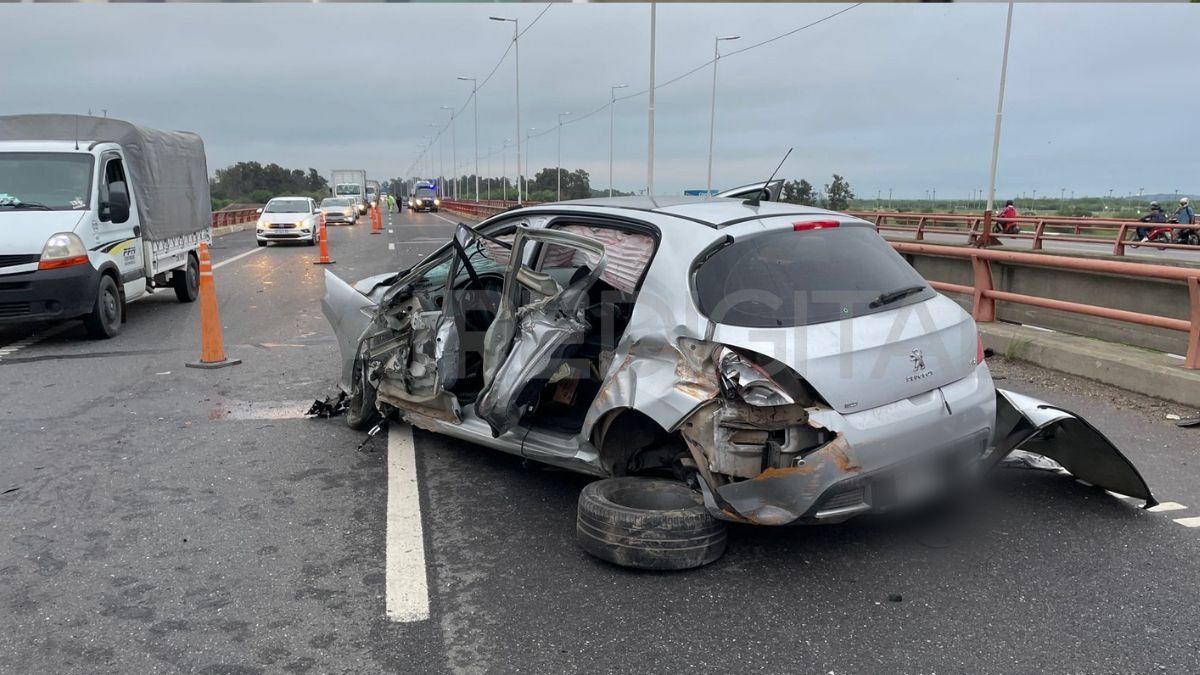 Accidente en la Autopista Rosario - Santa Fe: un auto destrozado tras impactar contra las barandas del puente