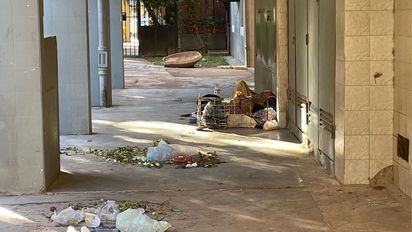 Vecinos de barrio Las Flores preocupados por el aumento de personas en situación de calle debajo de las torres