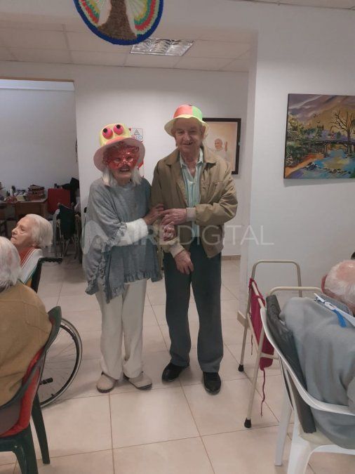Dos de los ancianos de la residencia de Gobernador Crespo fueron elegidos reyes de la primavera.&nbsp;