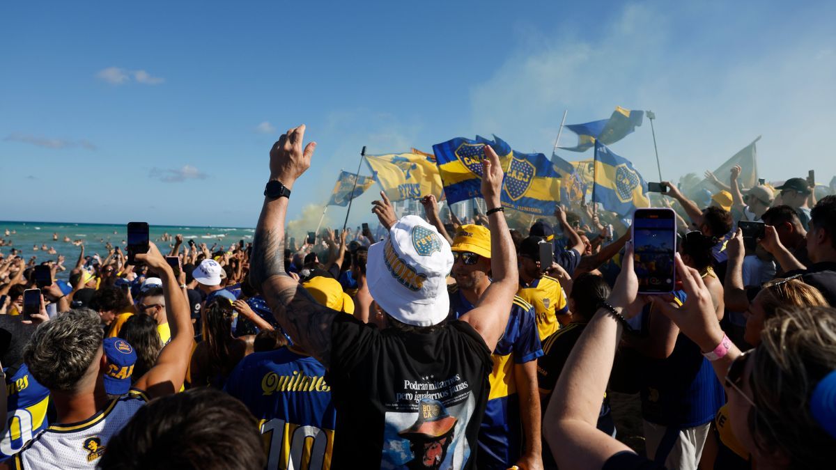 La previa de los hinchas de Boca en las playas de Miami para enfrentar a Benfica.