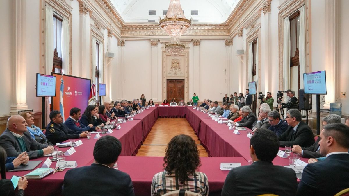 El gobernador Maximiliano Pullaro presidió el encuentro de la Junta Provincial de Seguridad, en Rosario. El gobernador Maximiliano Pullaro presidió el encuentro de la Junta Provincial de Seguridad, en Rosario.