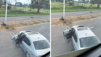 El automóvil que protagonizó el accidente quedó cruzando la calzada.