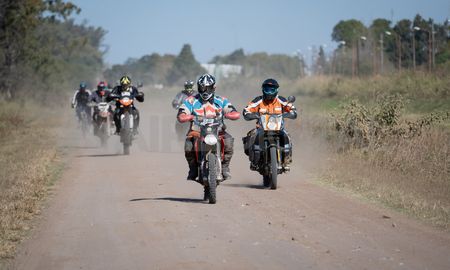 El casco, los guantes y la ropa de protección son fundamentales para subirse a una moto enduro. El casco, los guantes y la ropa de protección son fundamentales para subirse a una moto enduro.
