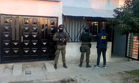 Los grupos de Irrupcion realizaron varios allanamientos en simultáneo para dar con los sospechosos Los grupos de Irrupcion realizaron varios allanamientos en simultáneo para dar con los sospechosos