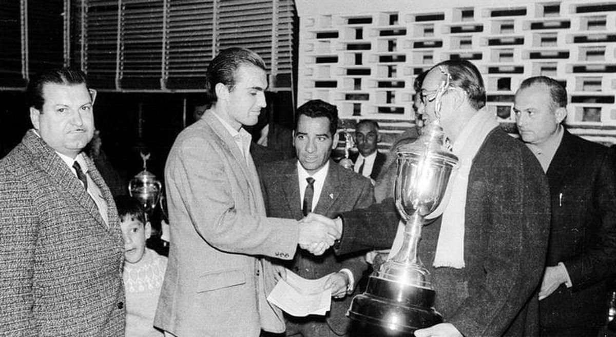 El domingo 11 de julio de 1965, en el circuito Onofre Marimón, de Villa Carlos Paz, el novato santafesino, de 23 años, festejaría su primera victoria. En la foto, recibiendo el premio por la misma. El domingo 11 de julio de 1965, en el circuito Onofre Marimón, de Villa Carlos Paz, el novato santafesino, de 23 años, festejaría su primera victoria. En la foto, recibiendo el premio por la misma.