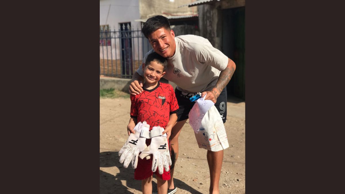 Tomás Paredes le regaló los guantes a un hincha de Colón. Tomás Paredes le regaló los guantes a un hincha de Colón.