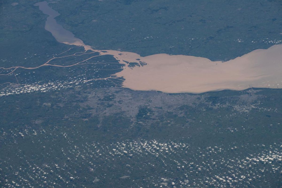 Año 2022. Buenos Aires, Argentina, en la costa del Río de La Plata, fotografiada desde la Estación Espacial Internacional mientras orbitaba a unos 400 km sobre el Mar Argentino.