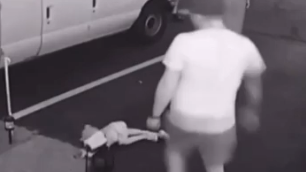 Video aterrador: fantasma le hizo una llave de lucha a una nena y la dejó nocaut