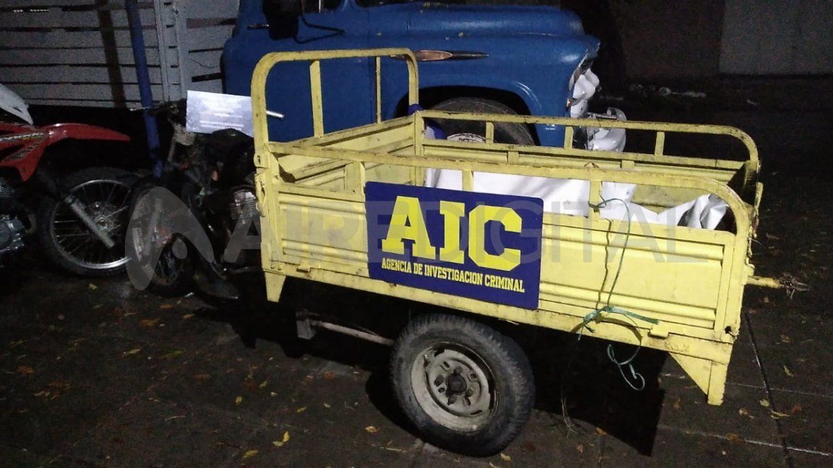 El hombre juntaba cartones en una motocargo amarilla