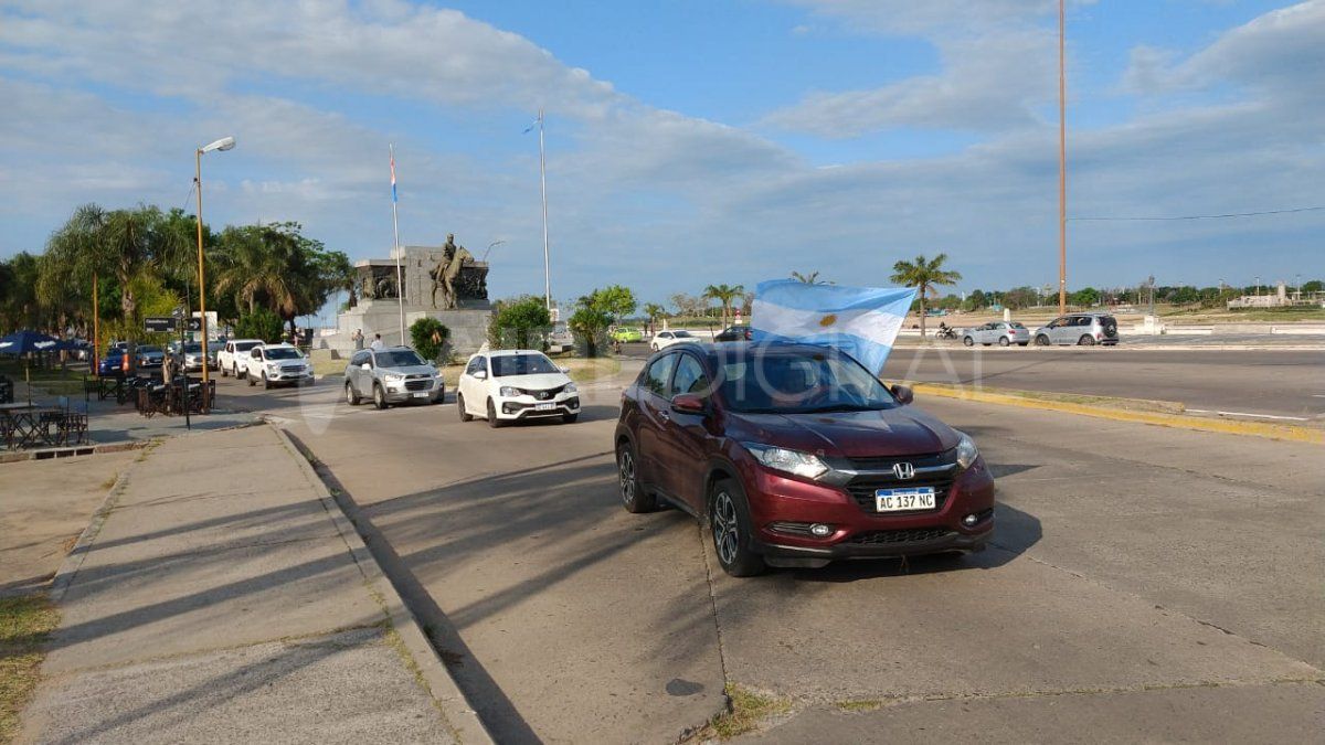 La caravana de padres y estudiantes del las escuelas secundarias y primarias de Santa Fe reclamaron la vuelta a las clases presenciales.&nbsp;