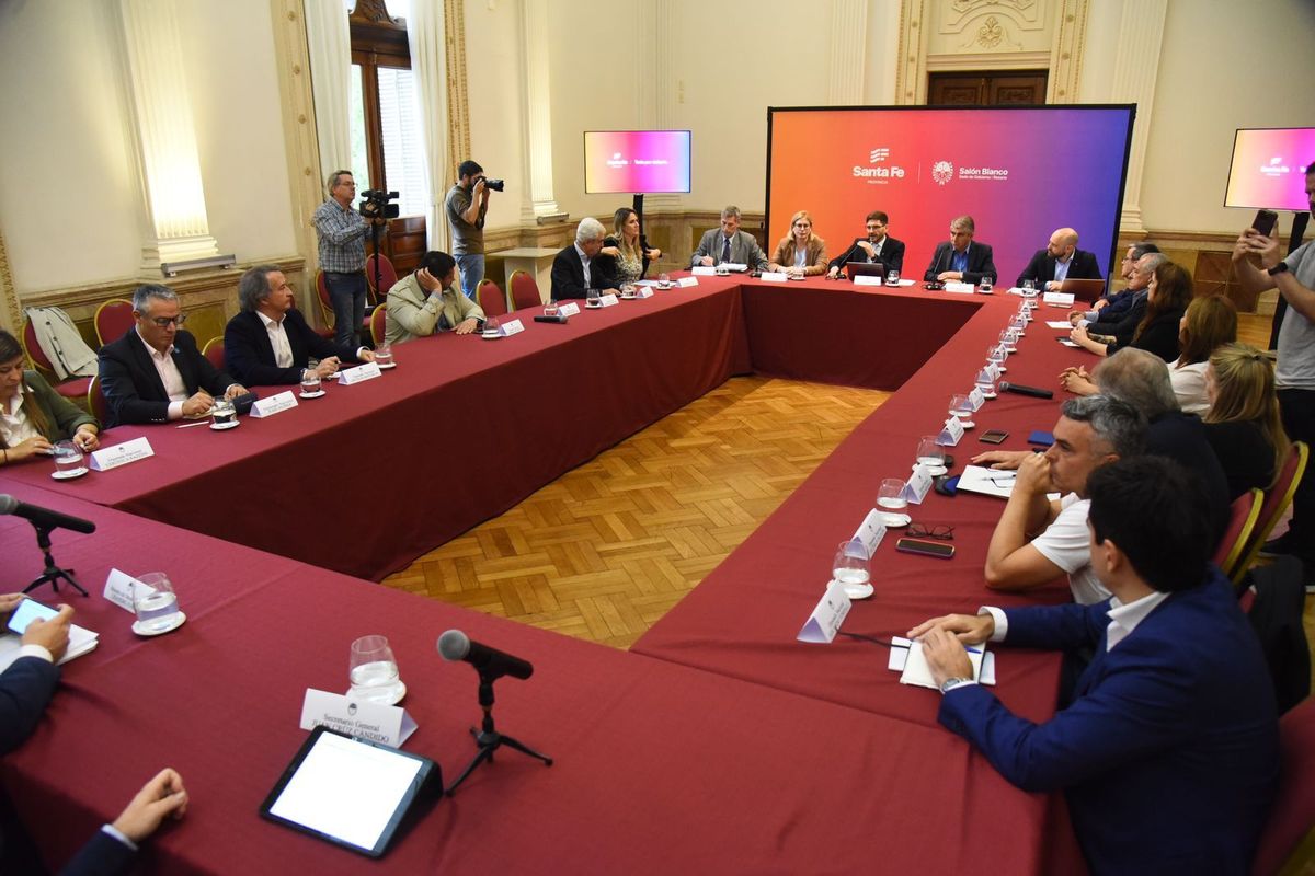Maximiliano Pullaro junto a diputados y senadores nacionales de Santa Fe.