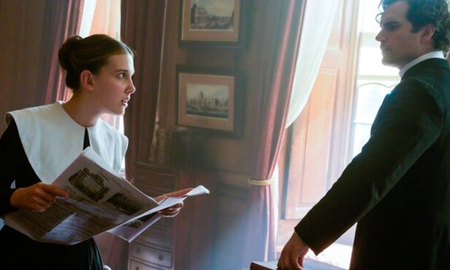 Esta cinta supone la continuación de la historia dirigida por Harry Bradbeer (Fleabag, Killing Eve), que narrase el primer misterio al que se enfrenta Enola, la pequeña de los Holmes, una adolescente a la que no le queda otra que enfrentarse al mundo cuando su madre desaparece. Esta cinta supone la continuación de la historia dirigida por Harry Bradbeer (Fleabag, Killing Eve), que narrase el primer misterio al que se enfrenta Enola, la pequeña de los Holmes, una adolescente a la que no le queda otra que enfrentarse al mundo cuando su madre desaparece.