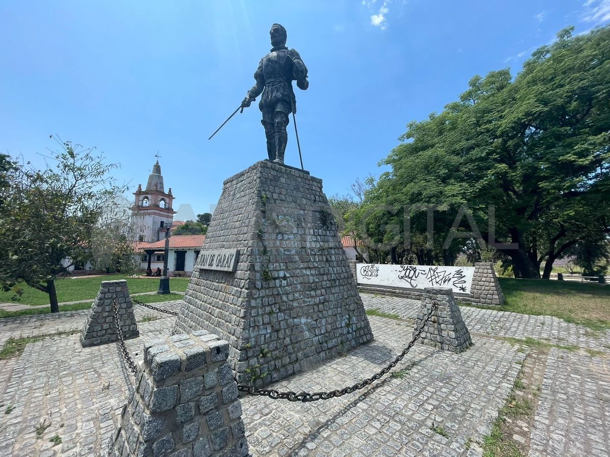 El monumento de Juan de Garay, vandalizado y descuidado. El monumento de Juan de Garay, vandalizado y descuidado.