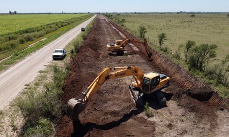 La construcción del terraplén de defensa se ejecutará mediante material refulado, a excepción del tramo al oeste del Loteo Lagos del Leyes, donde se ha proyectado la construcción por el método convencional, con suelo cohesivo compactado. La construcción del terraplén de defensa se ejecutará mediante material refulado, a excepción del tramo al oeste del Loteo Lagos del Leyes, donde se ha proyectado la construcción por el método convencional, con suelo cohesivo compactado.