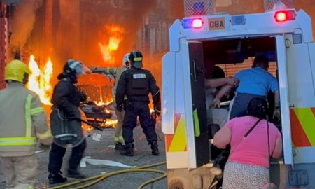 Un sudanés apuñaló a un ciudadano local en Belfast y este martes hubo protestas masivas en la ciudad. Un sudanés apuñaló a un ciudadano local en Belfast y este martes hubo protestas masivas en la ciudad.