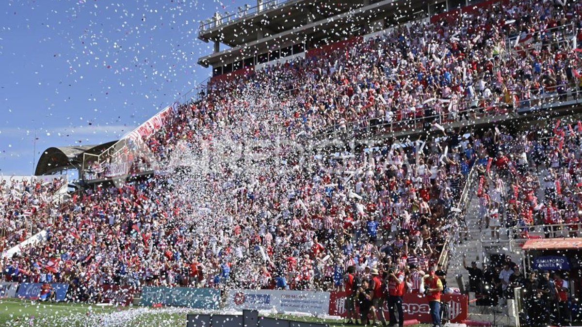 La hinchada celebró el triunfo en el clásico santafesino.