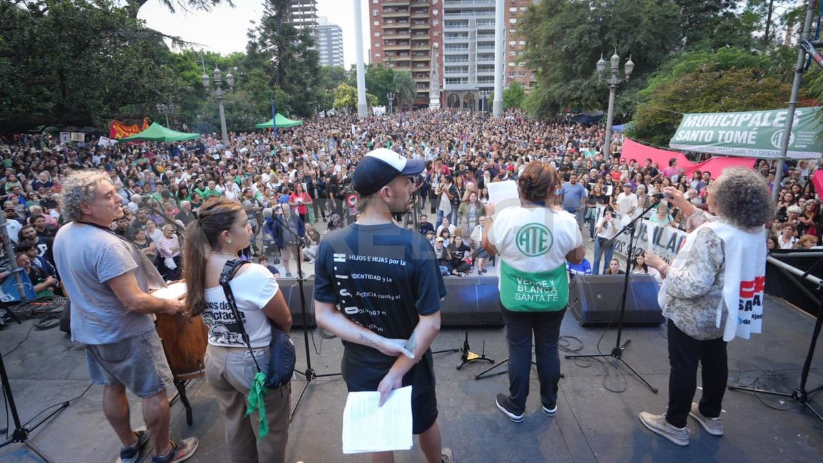 El acto central por el Día de la Memoria en Santa Fe se realizó en la Plaza 25 de Mayo.