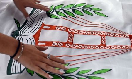 La bandera de Santa Fe incluye al Puente Colgante, los laureles y la Constitución. La bandera de Santa Fe incluye al Puente Colgante, los laureles y la Constitución.