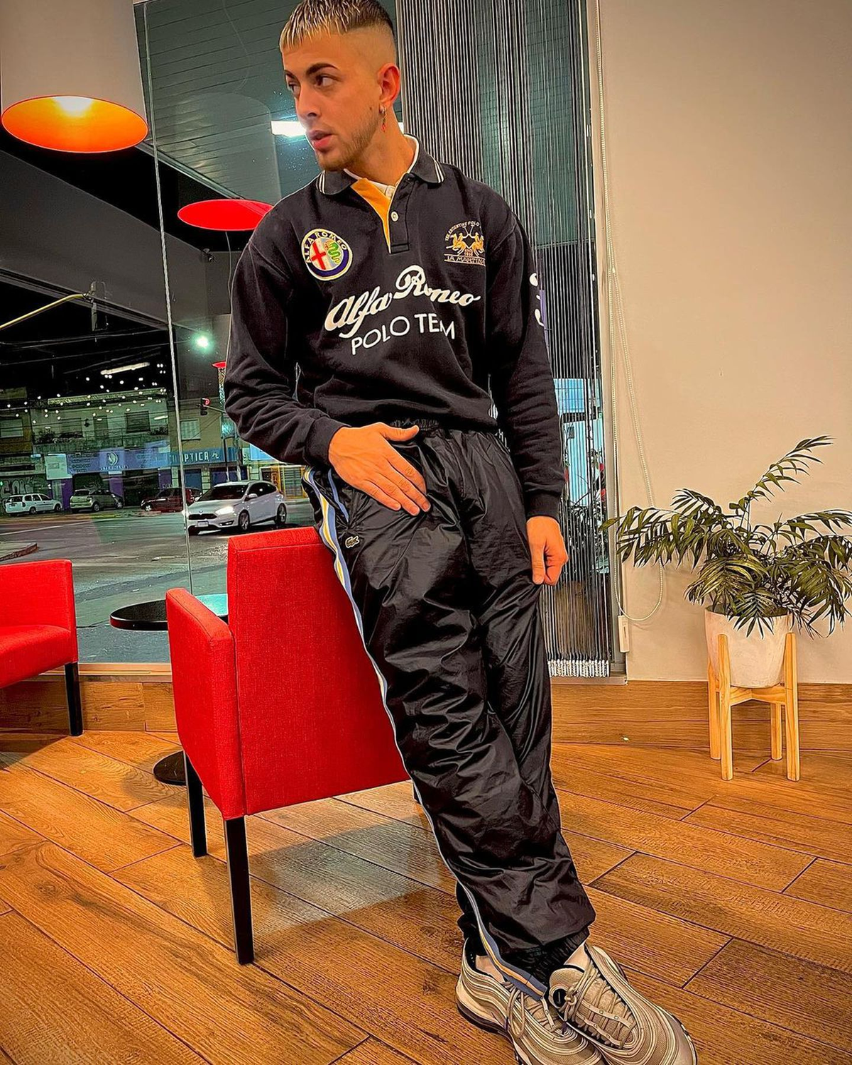 Julián Reininger es cantante y surfea la nueva ola de música urbana argentina.