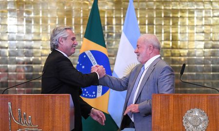Alberto Fernández mantuvieron una cumbre en Brasil este martes y el mandatario local prometió ayudar a la Argentina. Alberto Fernández mantuvieron una cumbre en Brasil este martes y el mandatario local prometió ayudar a la Argentina.