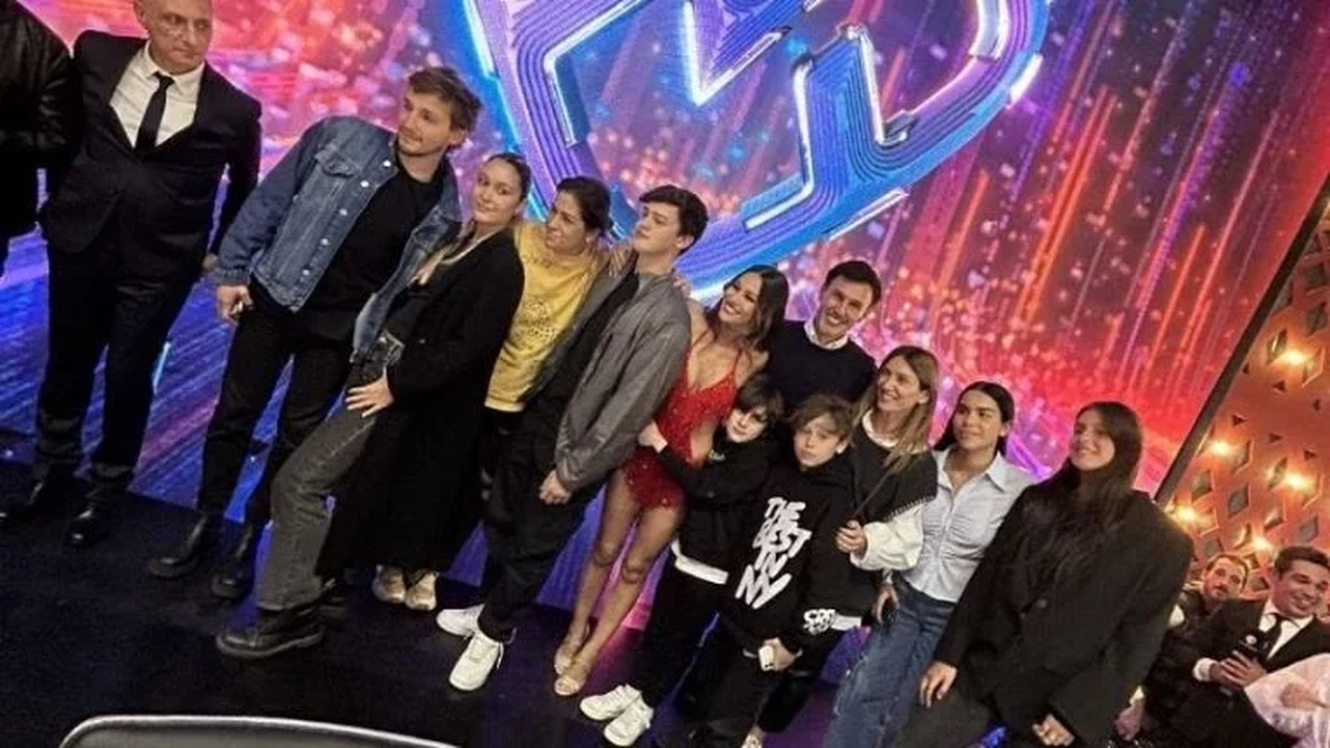 Toda la familia de Pampita fue a alentarla en su debut en el Bailando 2023. Toda la familia de Pampita fue a alentarla en su debut en el Bailando 2023.