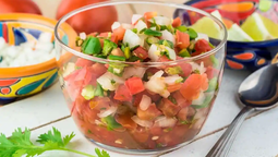 altText(Salsa criolla argentina: la receta perfecta para acompañar tus carnes)}