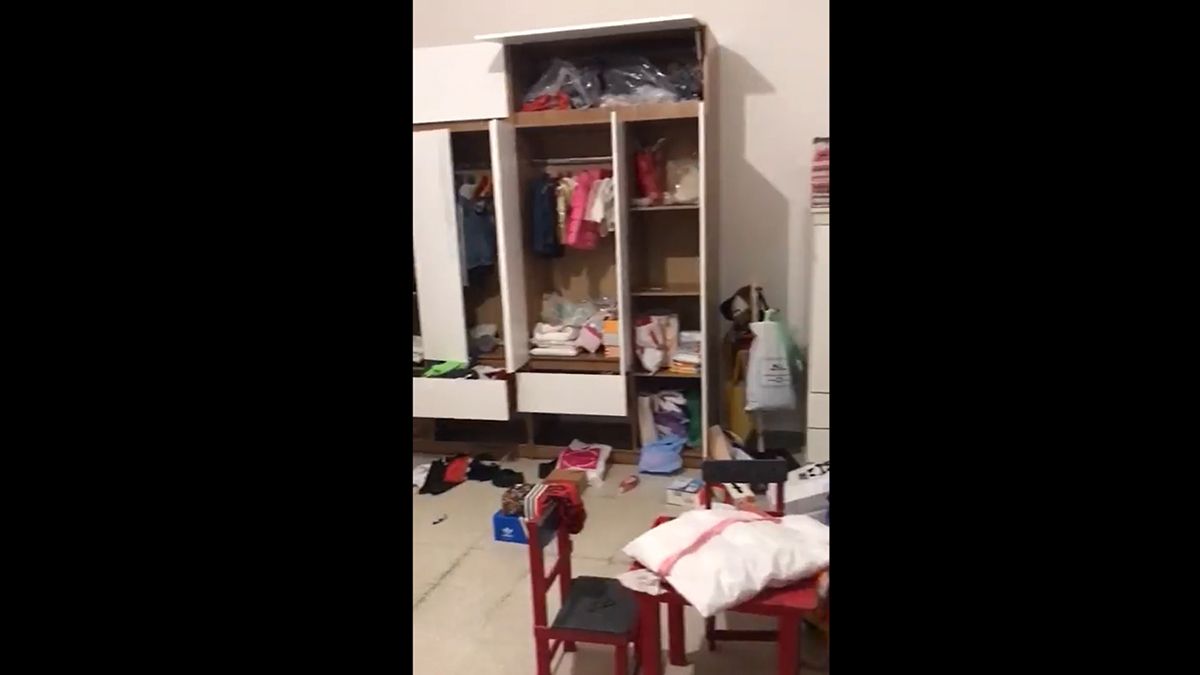 Mariano, también, aseguró que los malvivientes dejaron daños dentro de la casa. “Dieron vuelta todo y se llevaron ropa, zapatillas y dinero”. Mariano, también, aseguró que los malvivientes dejaron daños dentro de la casa. “Dieron vuelta todo y se llevaron ropa, zapatillas y dinero”.