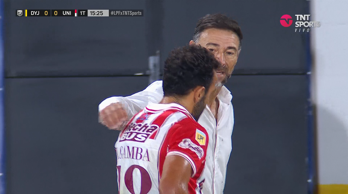 Lucas Gamba salió lesionado en el partido de Unión vs. Defensa.