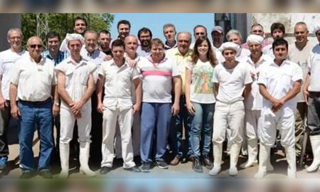 Los empleados socios de la cooperativa 22 de Marzo. En los extremos, víctima y uno de los condenados: Cornalis a la izquierda y Andini, a la derecha de la imagen. Los empleados socios de la cooperativa 22 de Marzo. En los extremos, víctima y uno de los condenados: Cornalis a la izquierda y Andini, a la derecha de la imagen.