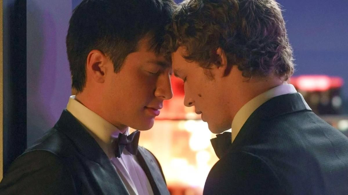 El romance prohibido entre Shane e Ilya conquistó primero a los lectores y ahora llega a la pantalla.