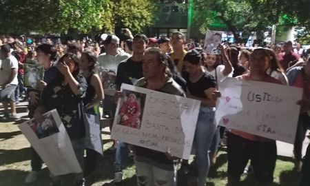 La indignación por la muerte de Gianluca, un bebé de nueve meses, desató una masiva movilización en las calles de Villa Ocampo. La indignación por la muerte de Gianluca, un bebé de nueve meses, desató una masiva movilización en las calles de Villa Ocampo.