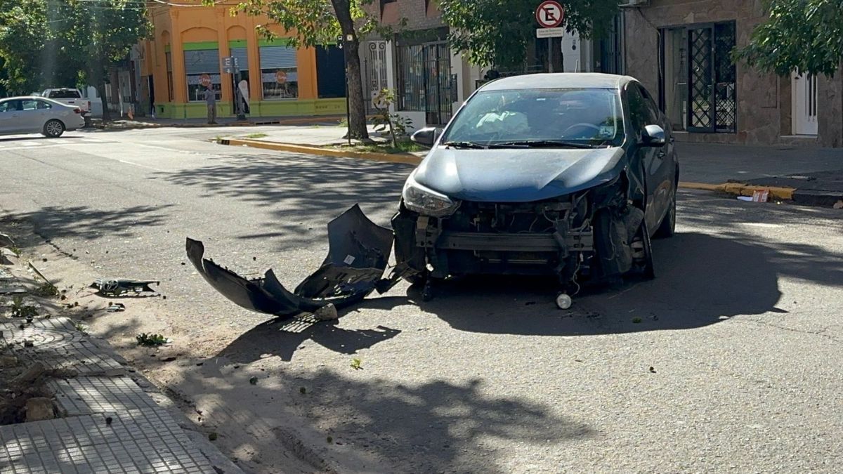 Así quedó el automóvil tras el choque. Así quedó el automóvil tras el choque.