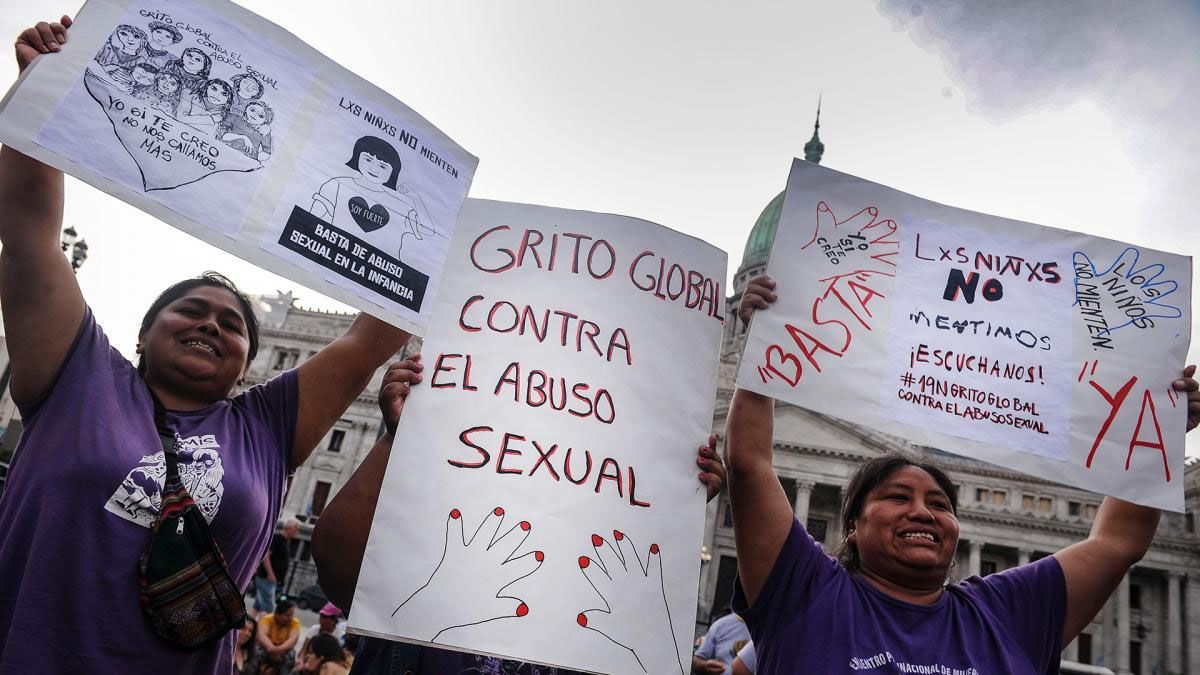 "Los niños no mienten", afirman los carteles exhibidos durante una marcha frente al Congreso de la Nación.
