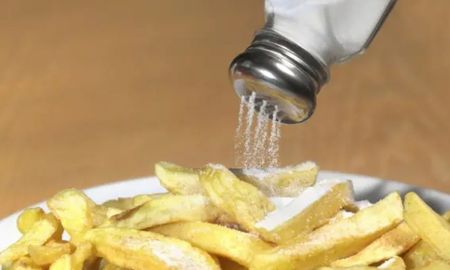 La sal es un nutriente esencial para el funcionamiento del cuerpo humano. La sal es un nutriente esencial para el funcionamiento del cuerpo humano.