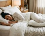 Dormir con una almohada entre las piernas se volvió una práctica recomendada para mejorar la alineación de la cadera, la espalda y las piernas durante el descanso. Dormir con una almohada entre las piernas se volvió una práctica recomendada para mejorar la alineación de la cadera, la espalda y las piernas durante el descanso.