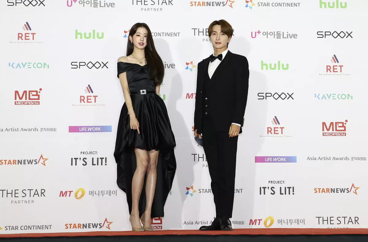 Leeteuk de Super Junior y Jang Won Young de IVE fueron los presentadores de la entrega de premios.