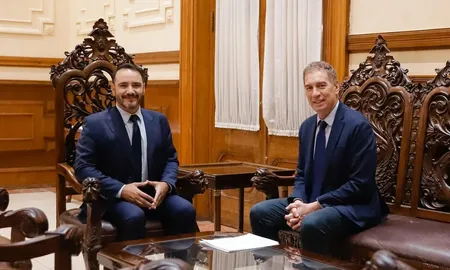 El ministro del Interior, Diego Santilli, consiguió este viernes el apoyo del gobernador de Corrientes, Juan Pablo Valdés, para la reforma laboral.