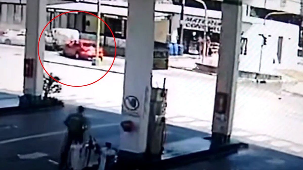 Un impactante choque quedó registrado por las cámaras de seguridad de una estación de servicio
