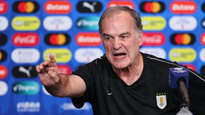 La decisión que tomó Marcelo Bielsa tras perder contra Argentina y acrecentó la crisis en la Selección uruguaya