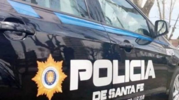 Al llegar al lugar, efectivos policiales fueron interceptados por una mujer que se acercó corriendo y entre llantos relató que su pareja la tenía retenida.
