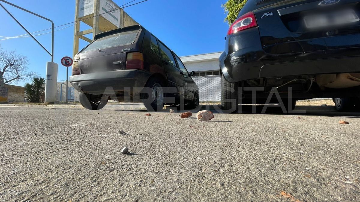 Cerca de 30 piedras de gran tamaño quedaron esparcidas alrededor de la dependencia policial. Cerca de 30 piedras de gran tamaño quedaron esparcidas alrededor de la dependencia policial.